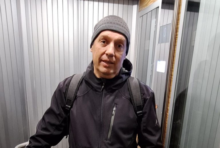 Helsingin hissiasiamies Simo Merilä hississä.