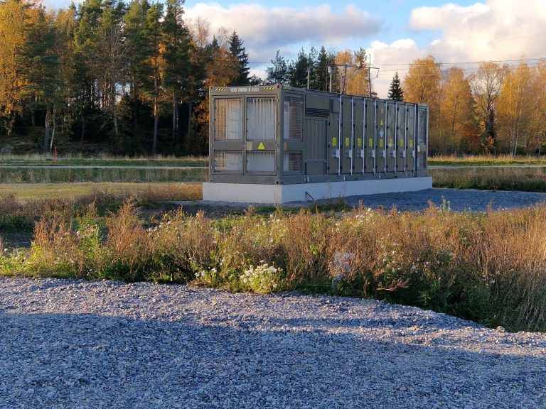 Akkukontti maastossa.