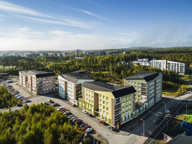 Ilmakuva puukerrostalosta.
